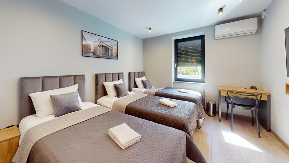Bed, TV and multimedia, Photo of the whole room, Seating area, Bedroom, air conditioner