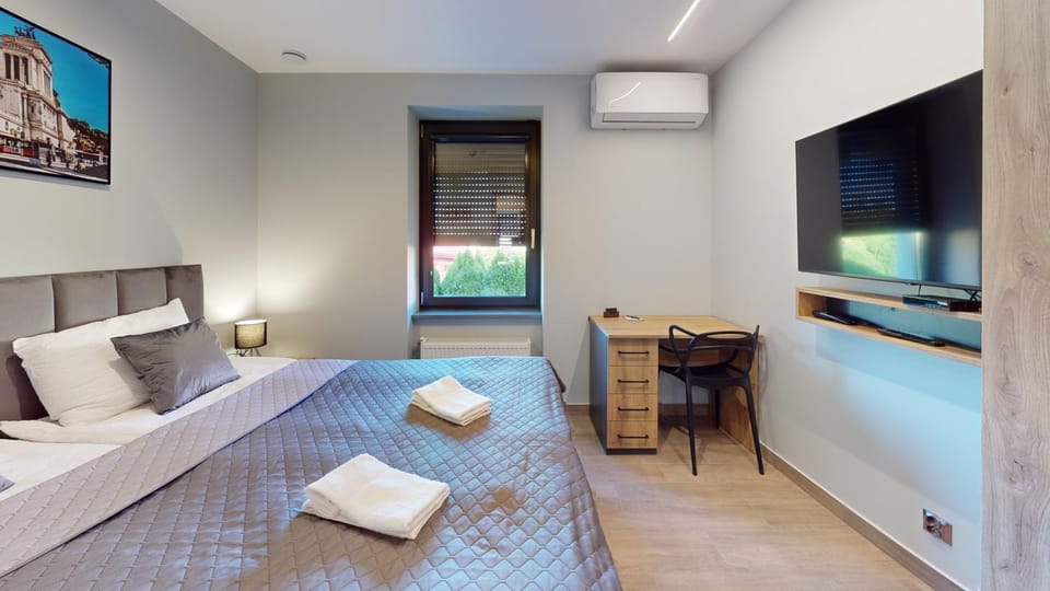 Property building, Bed, TV and multimedia, Photo of the whole room, Seating area, Bedroom, towels, air conditioner