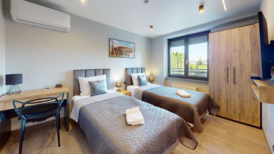 Property building, Bed, TV and multimedia, Photo of the whole room, Seating area, Bedroom, towels, air conditioner