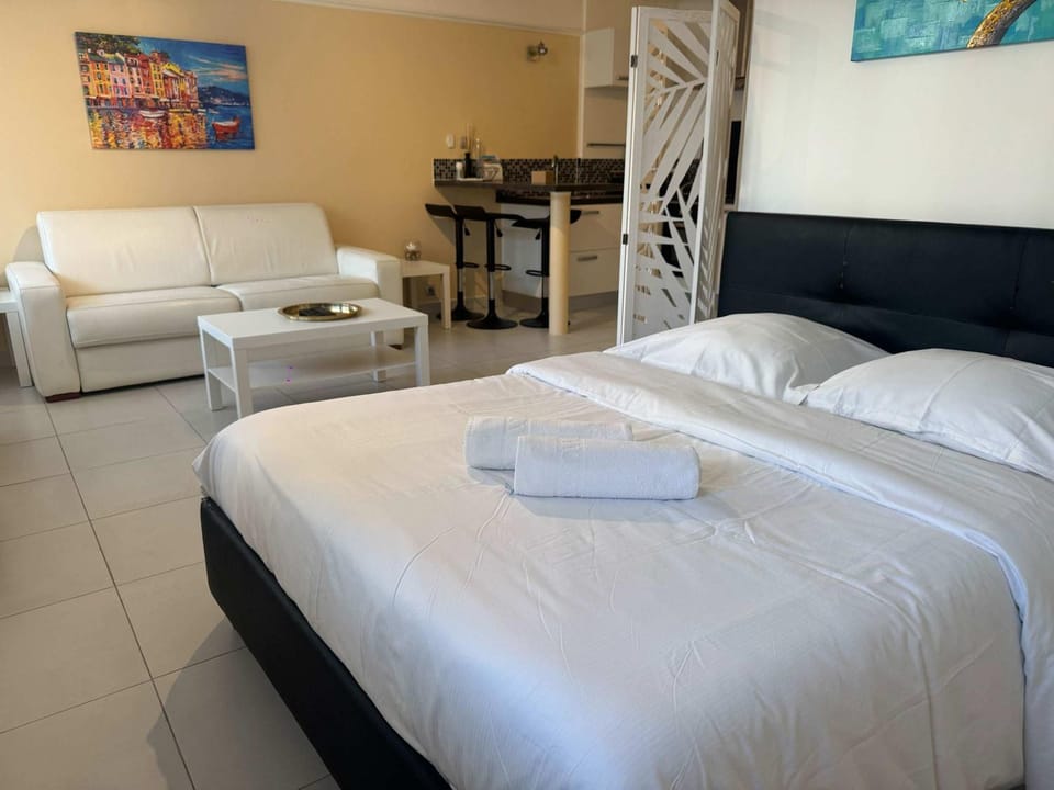 Bed, Living room, Photo of the whole room, Seating area, Bedroom, towels