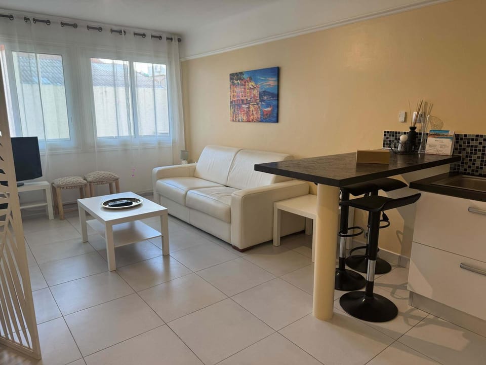 TV and multimedia, Kitchen or kitchenette, Living room, Seating area, Dining area