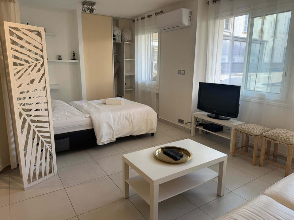 Communal lounge/ TV room, Bed, TV and multimedia, Photo of the whole room, Bedroom, towels, wardrobe, air conditioner