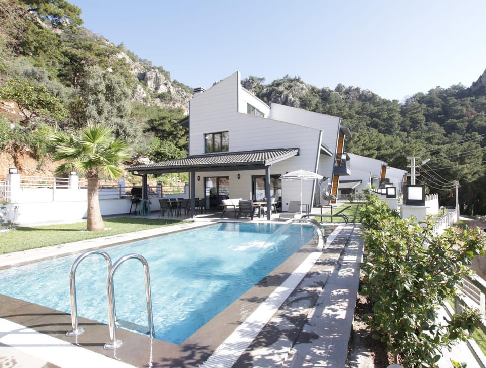 Property building, Day, Natural landscape, BBQ facilities, Garden, Balcony/Terrace, Mountain view, Pool view, Swimming pool, Swimming pool, sunbed