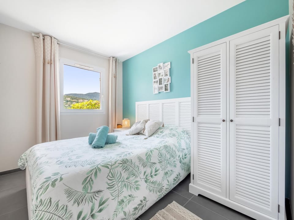 Bed, Photo of the whole room, Bedroom, room service, wardrobe