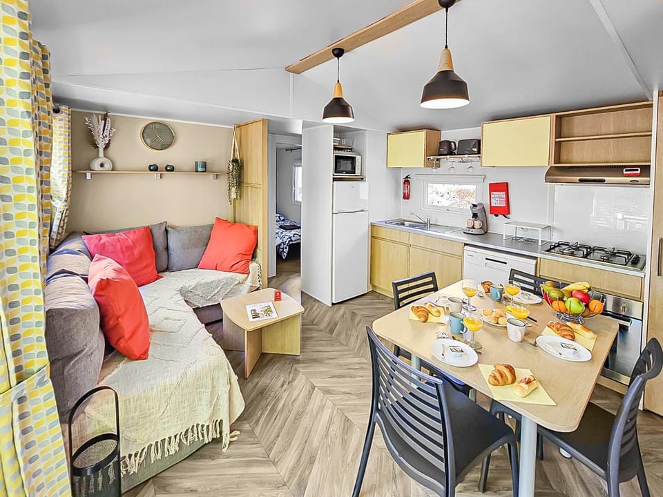 Coffee/tea facilities, Kitchen or kitchenette, Living room, Seating area, Dining area, oven, stove, toaster