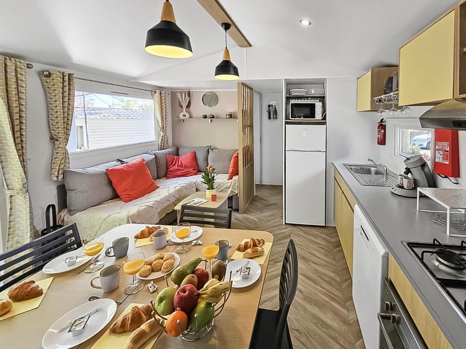 Coffee/tea facilities, Kitchen or kitchenette, Living room, Seating area, Dining area, dishwasher, oven, stove, toaster