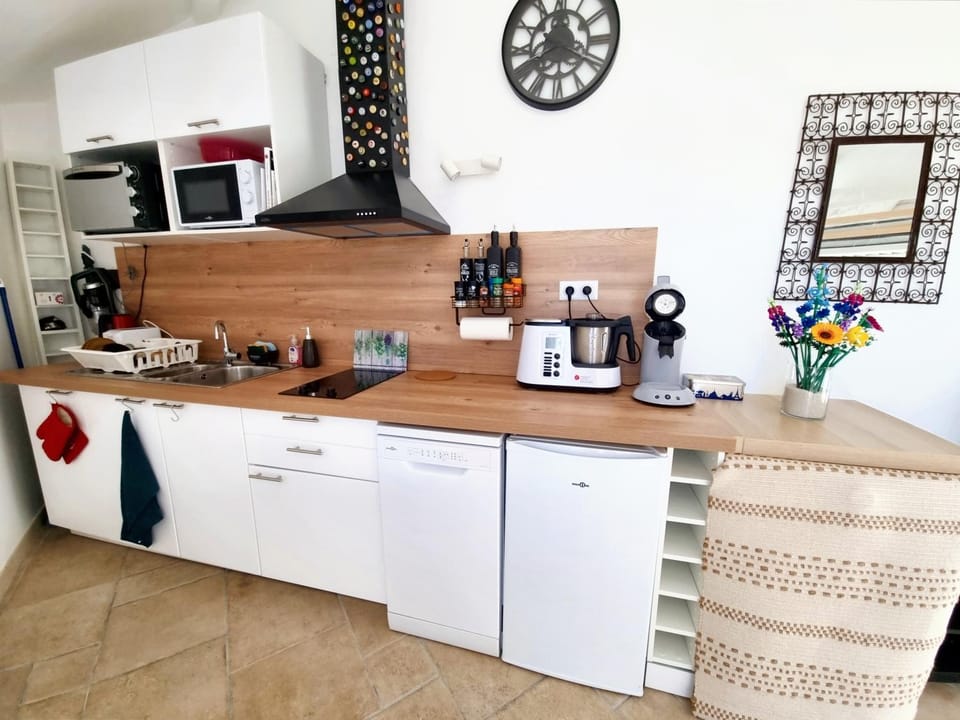 Coffee/tea facilities, Kitchen or kitchenette, stove, toaster