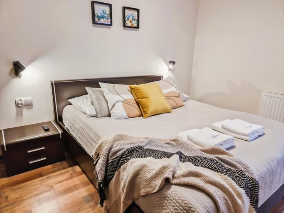 Bed, Photo of the whole room, Bedroom, internet, towels