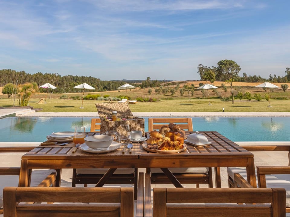 Patio, Day, Natural landscape, Food and drinks, Dining area, Food, Pool view, Swimming pool, Breakfast, sunbed
