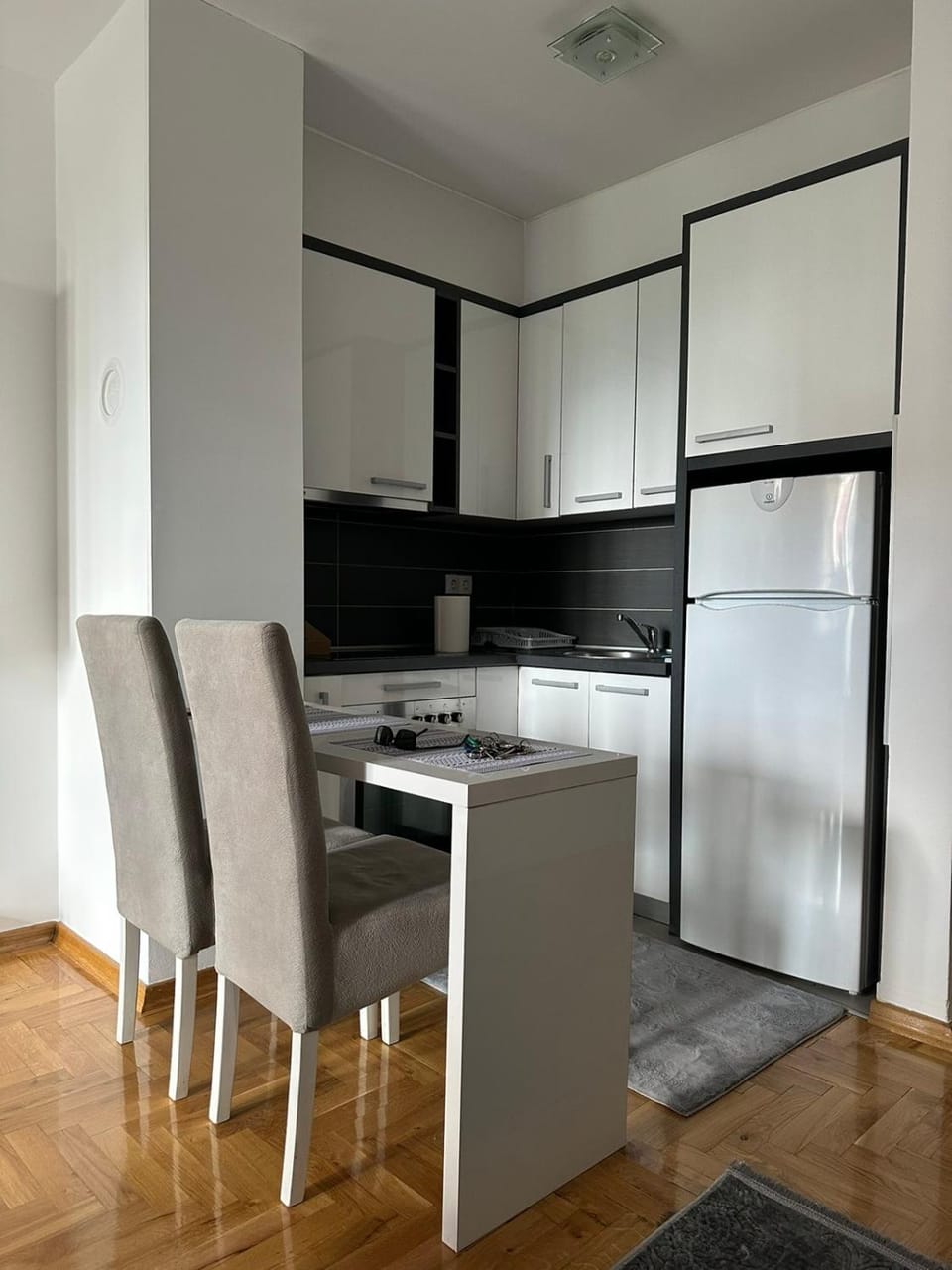 Kitchen or kitchenette, oven