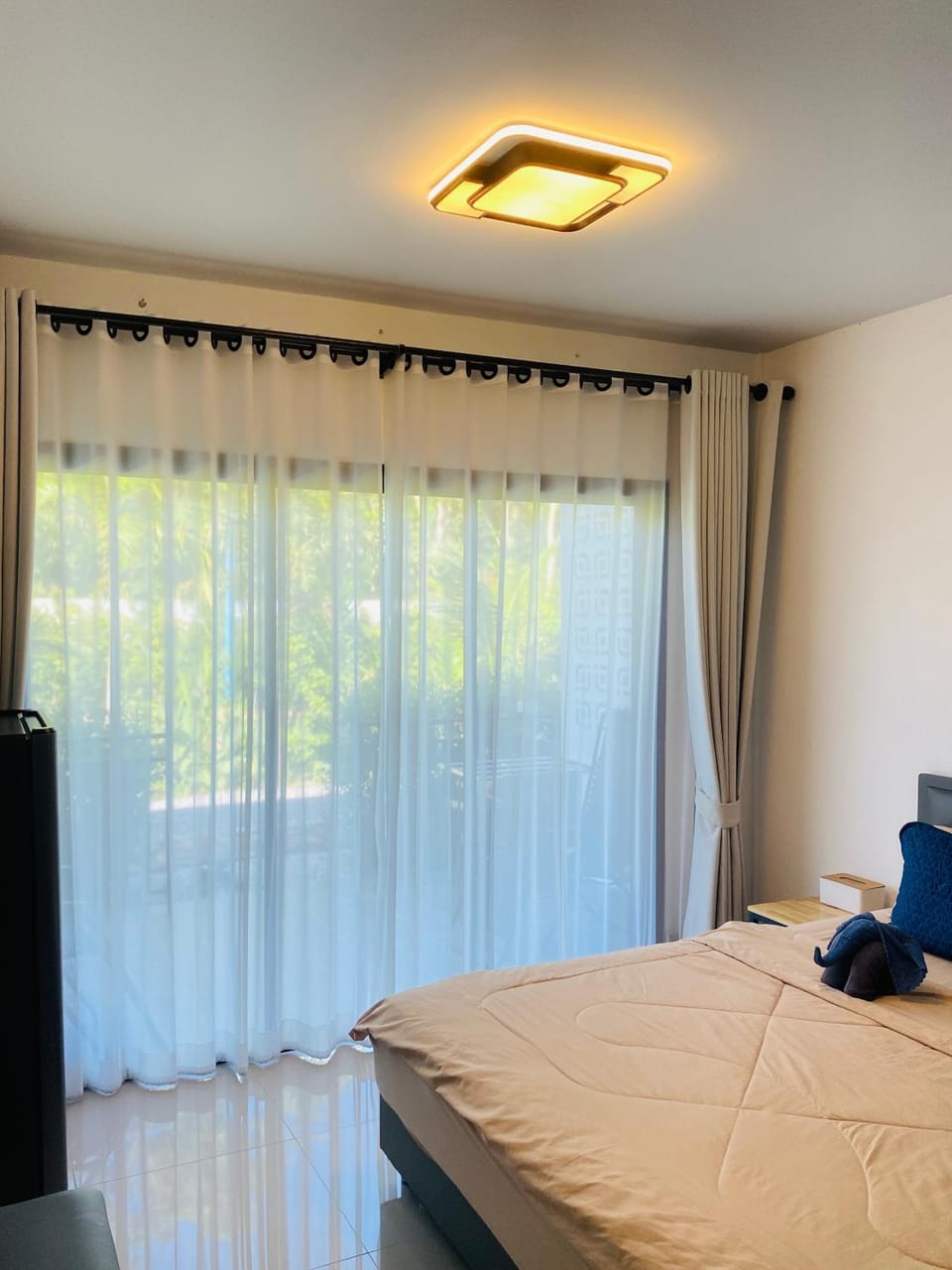 Photo of the whole room, Bedroom