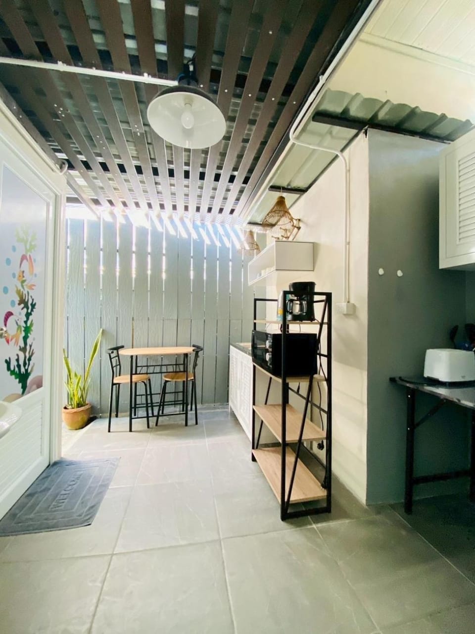 Kitchen or kitchenette, Dining area, oven