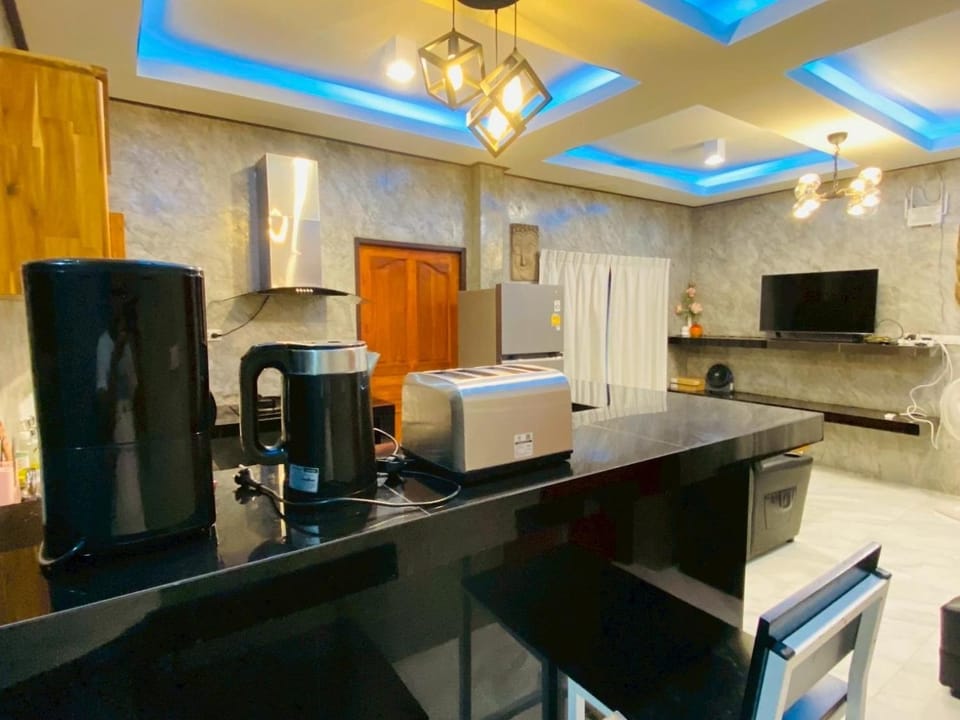 TV and multimedia, Kitchen or kitchenette, Dining area, minibar, oven