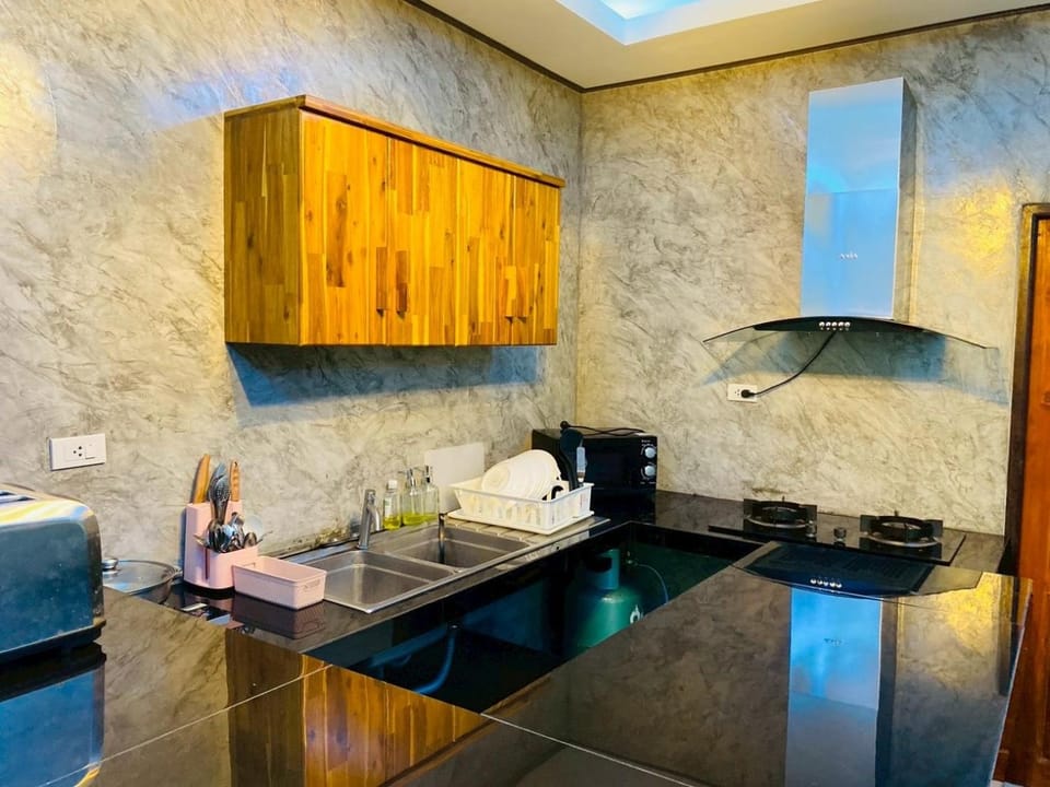 Kitchen or kitchenette, minibar, stove