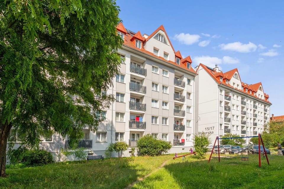 Property building, Spring, Day, Neighbourhood, Natural landscape, Garden, City view, Garden view, Street view, Location