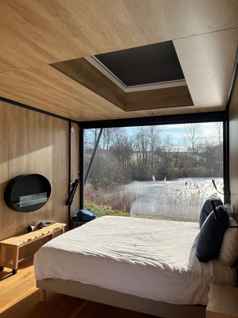 Bed, Natural landscape, Photo of the whole room, Bedroom