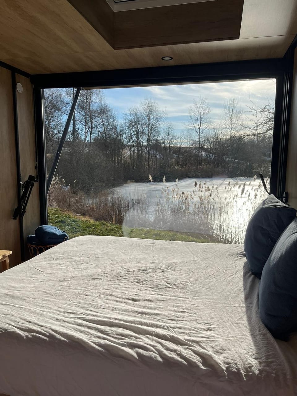 Bed, Natural landscape, Photo of the whole room, Bedroom, Lake view, River view