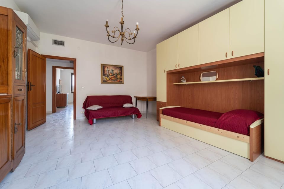 Bed, Photo of the whole room, Seating area, wardrobe
