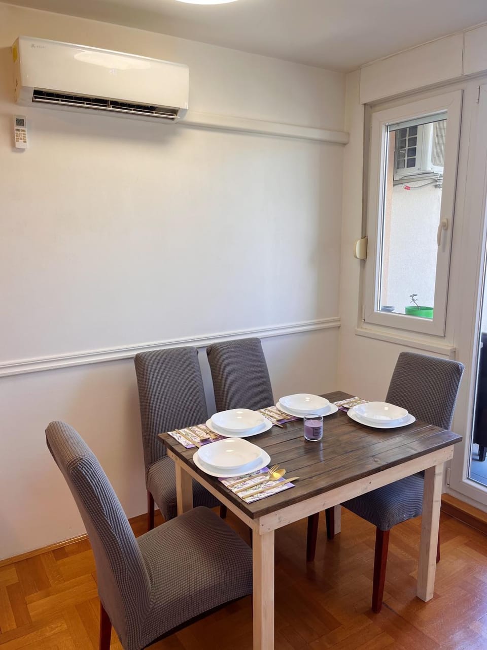 Seating area, Dining area, air conditioner