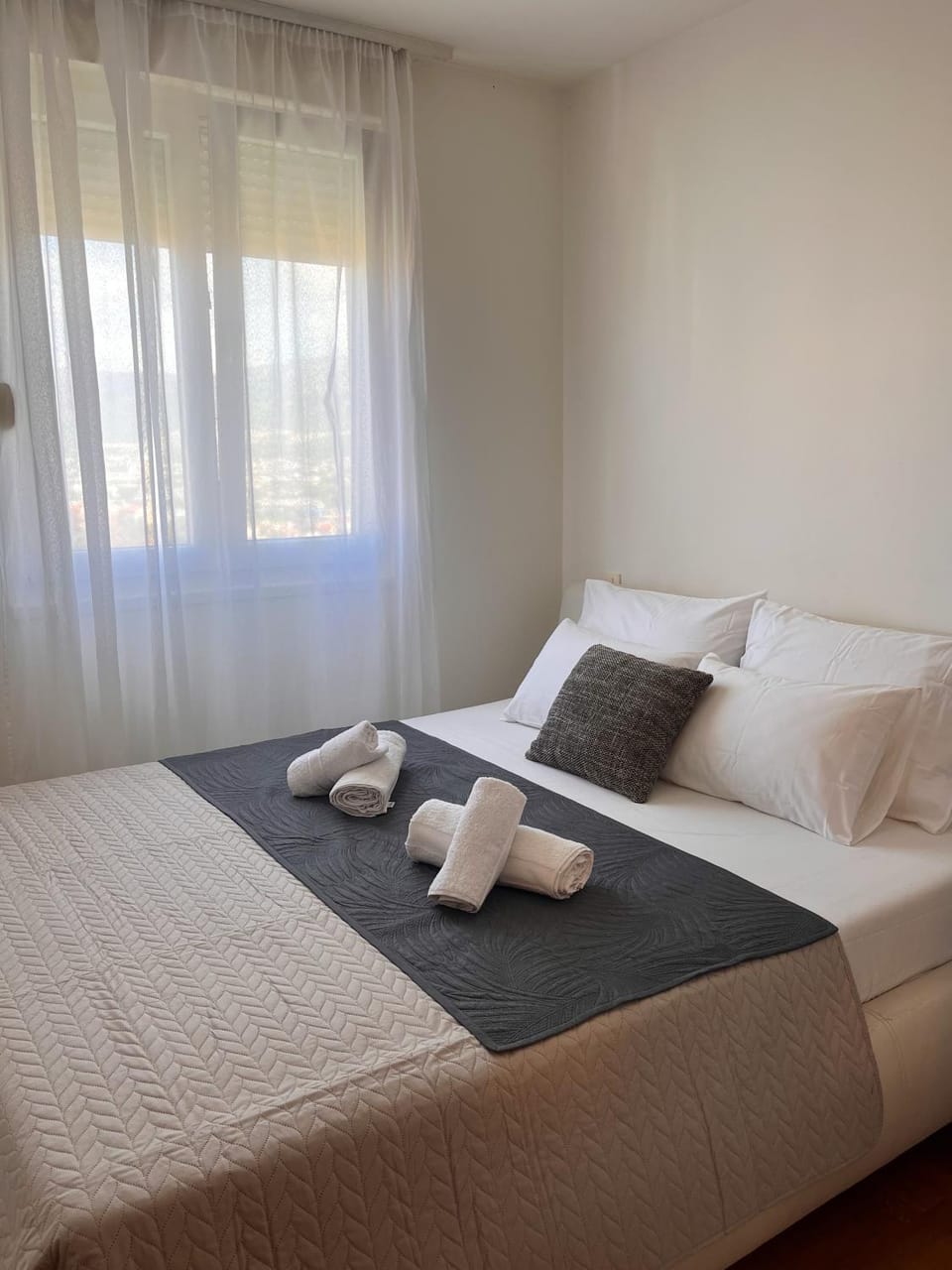 Bed, Bedroom, towels