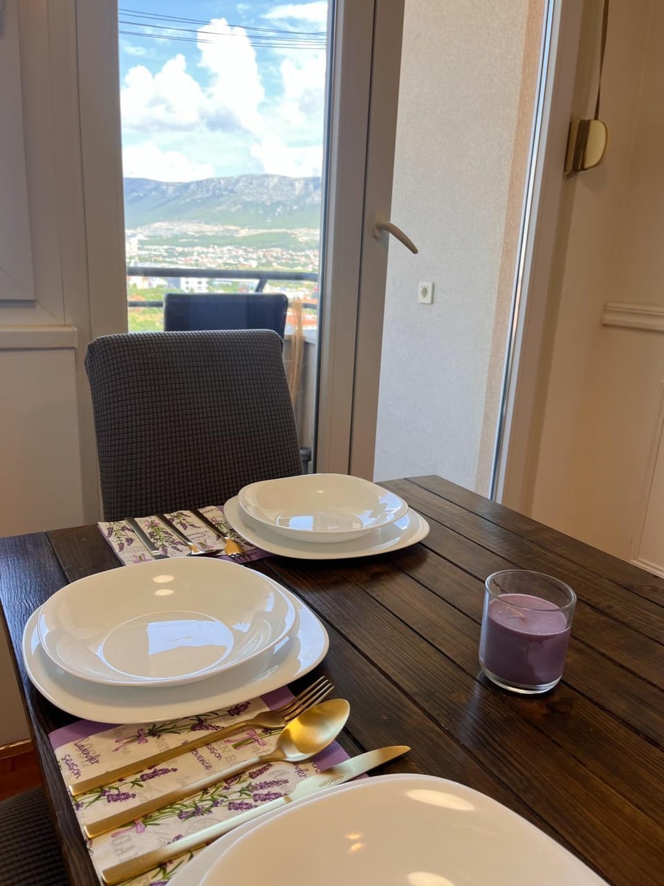 Food and drinks, Dining area, Food
