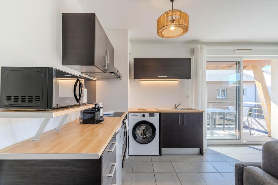 Kitchen or kitchenette, stove, washing machine