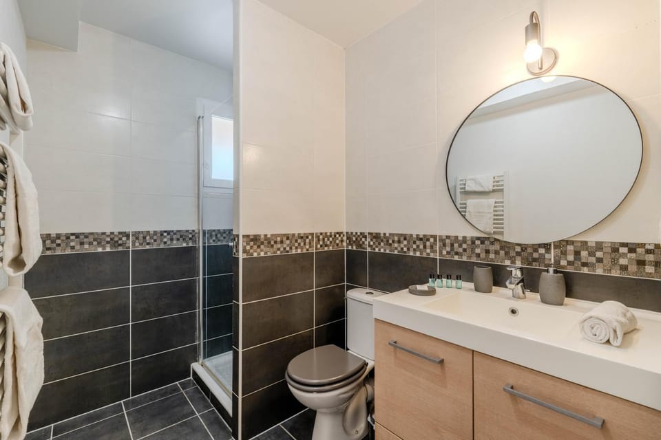 Shower, Toilet, Bathroom, towels