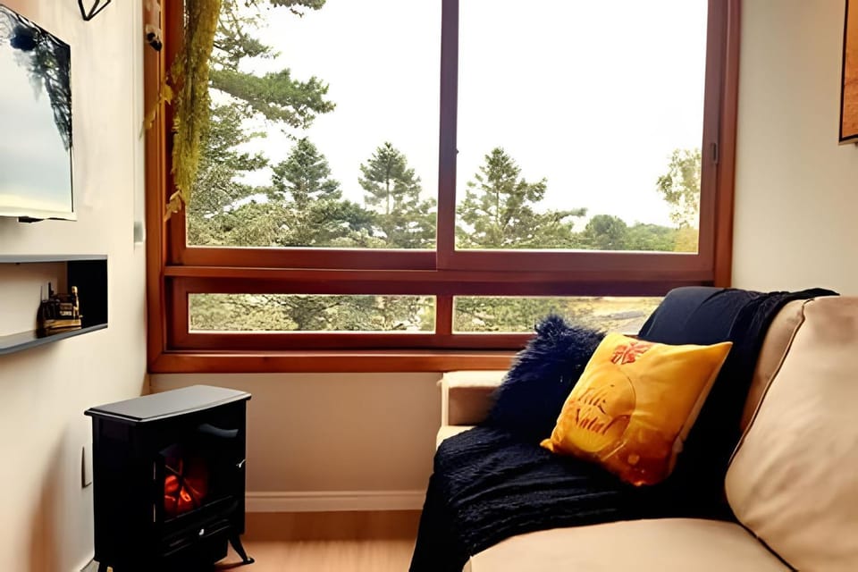 Communal lounge/ TV room, TV and multimedia, Living room, Mountain view