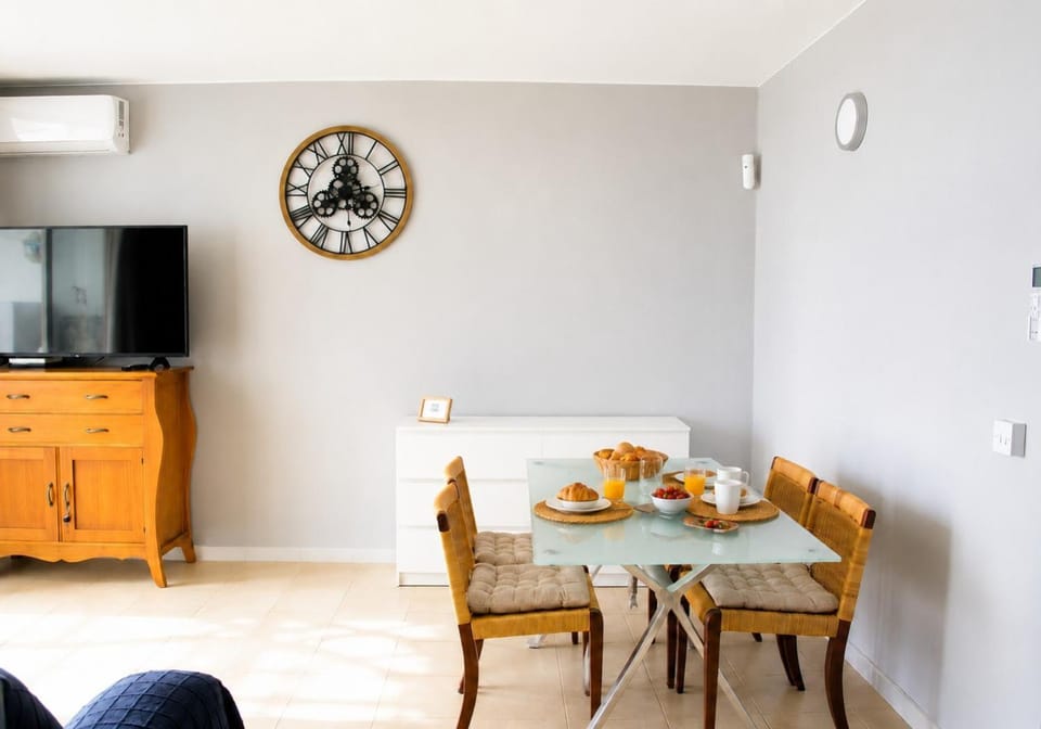 TV and multimedia, Seating area, Dining area