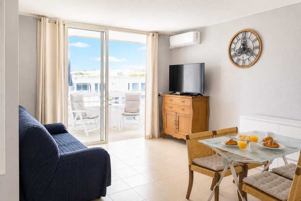 TV and multimedia, Living room, Seating area, Dining area, air conditioner