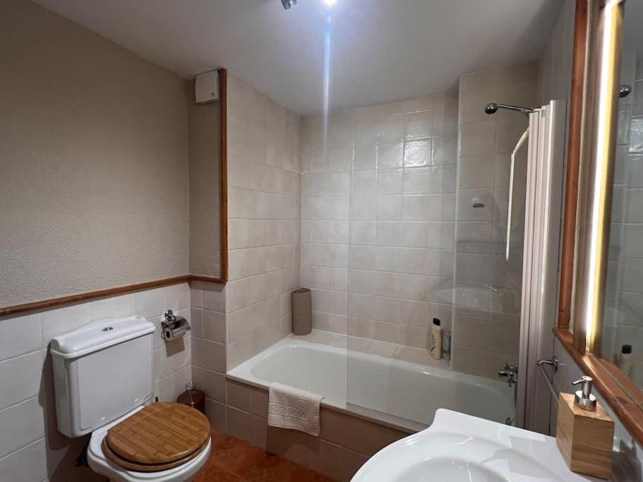 Shower, Toilet, Bathroom, Bath, bidet, towels