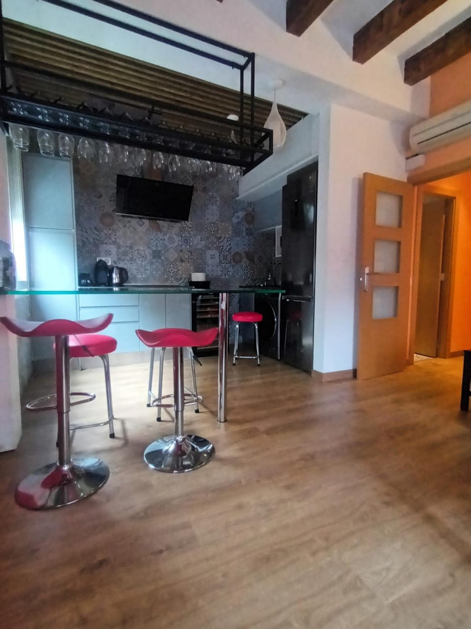 TV and multimedia, Kitchen or kitchenette, Living room, Seating area, Dining area