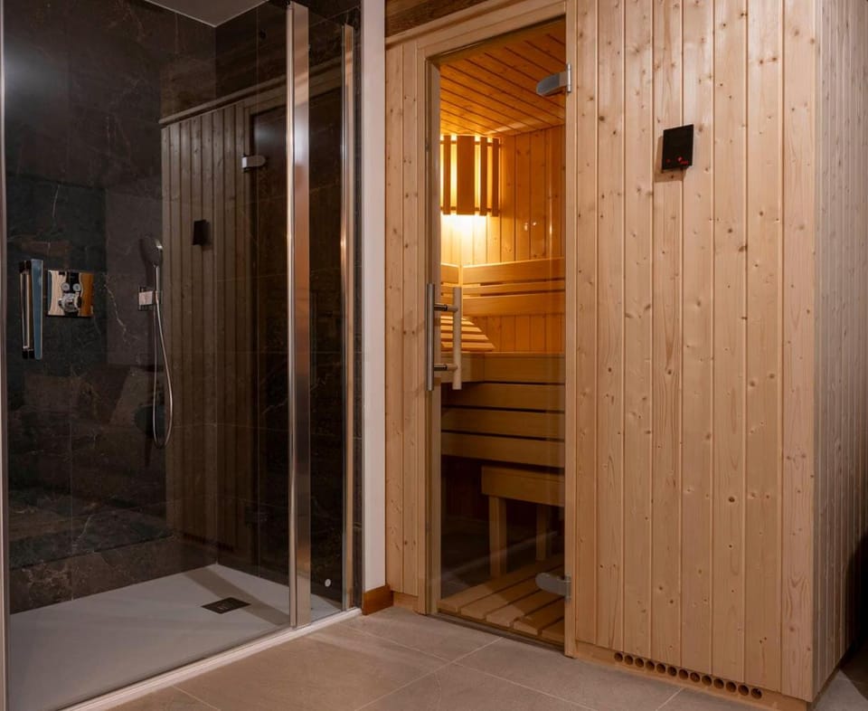 Shower, Sauna
