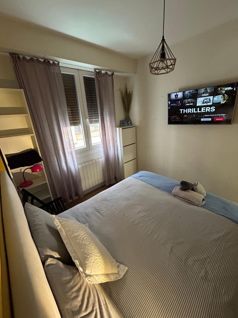 Bed, TV and multimedia, Photo of the whole room, Bedroom