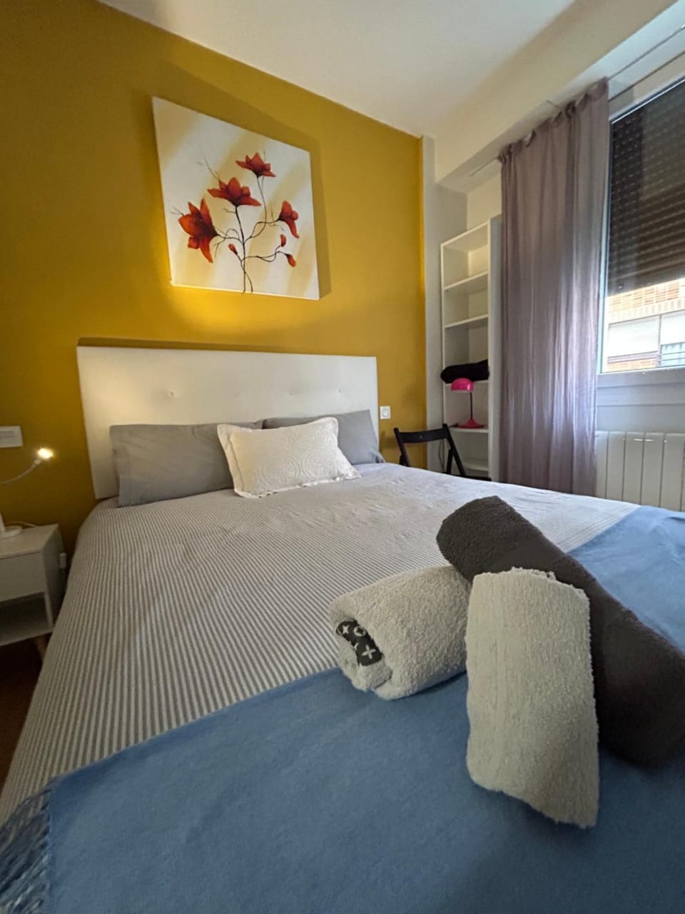 Bed, Photo of the whole room, Bedroom, towels