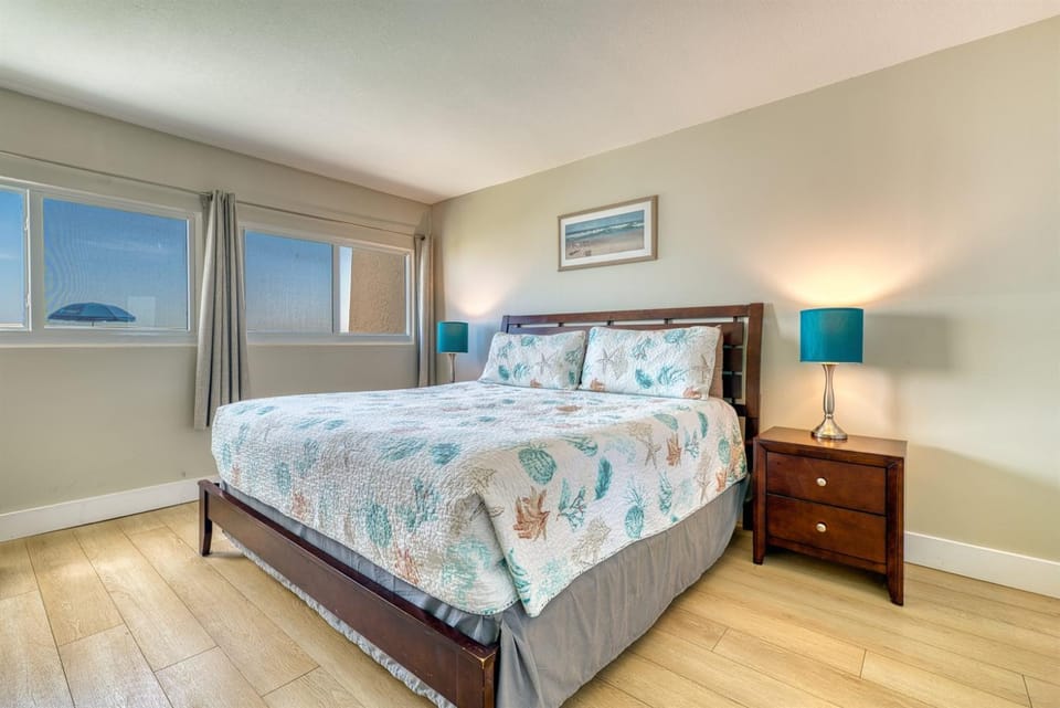 Beach House Condominiums C103 - Beachfront with Pool, Wi-Fi, & Beach Service Apartment in Miramar Beach