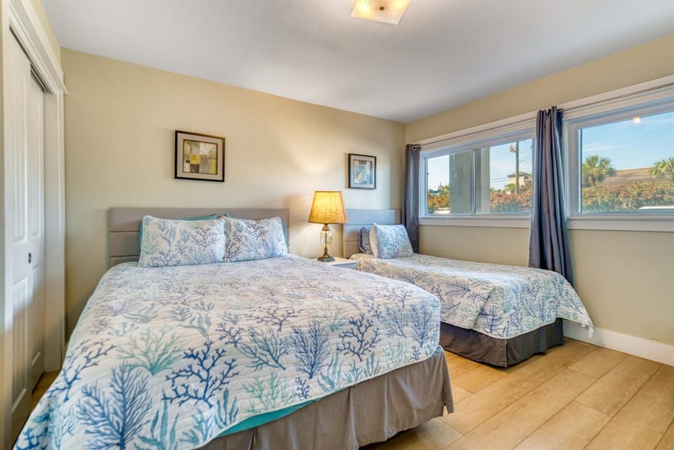 Beach House Condominiums C103 - Beachfront with Pool, Wi-Fi, & Beach Service Apartment in Miramar Beach