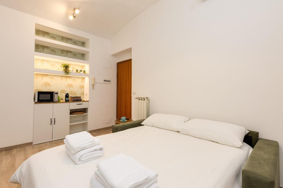 Bed, Kitchen or kitchenette, Photo of the whole room, Bedroom, minibar, oven, pet friendly, stove, towels