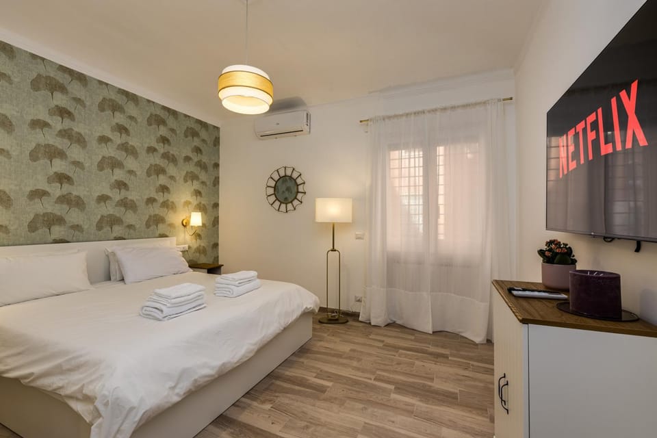Bed, TV and multimedia, Bedroom
