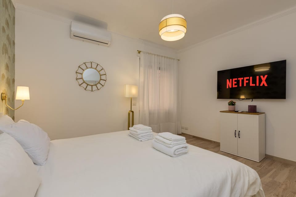 Bed, TV and multimedia, Photo of the whole room, Bedroom, towels, air conditioner