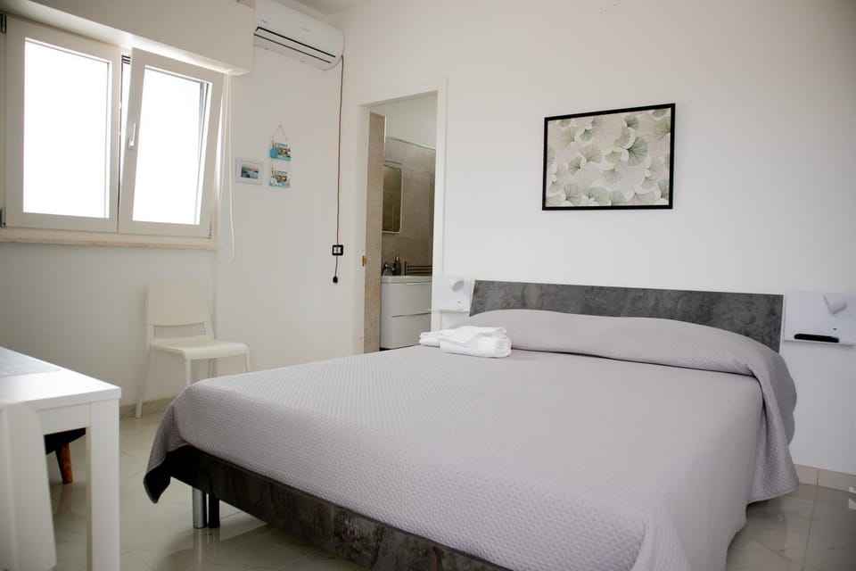 Bed, Photo of the whole room, Bedroom, air conditioner