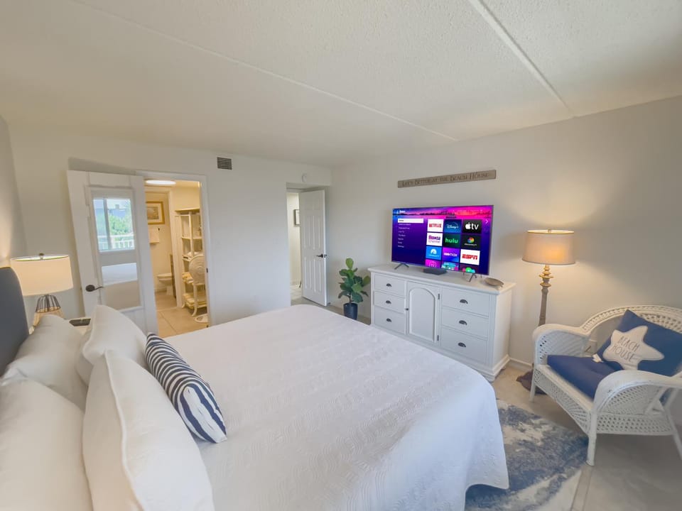 Bed, Bathroom, TV and multimedia, Photo of the whole room, Seating area, Beach, Bedroom