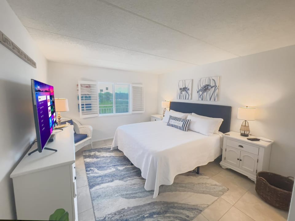 Bed, TV and multimedia, View (from property/room), Photo of the whole room, Seating area, Bedroom, internet, air conditioner