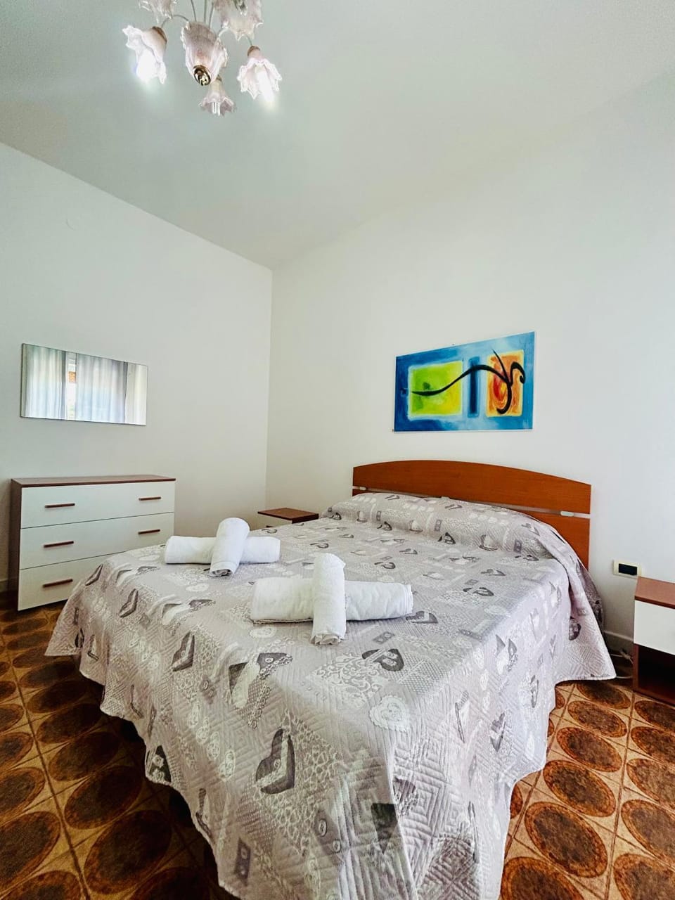 Photo of the whole room, Bedroom