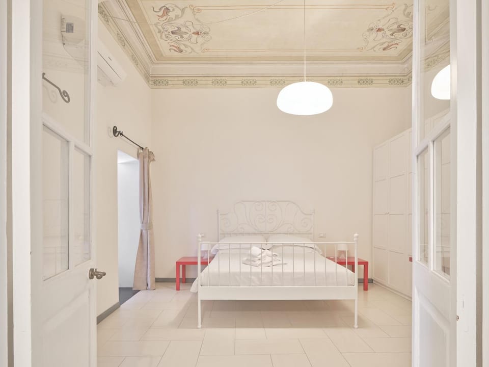 Photo of the whole room, Bedroom