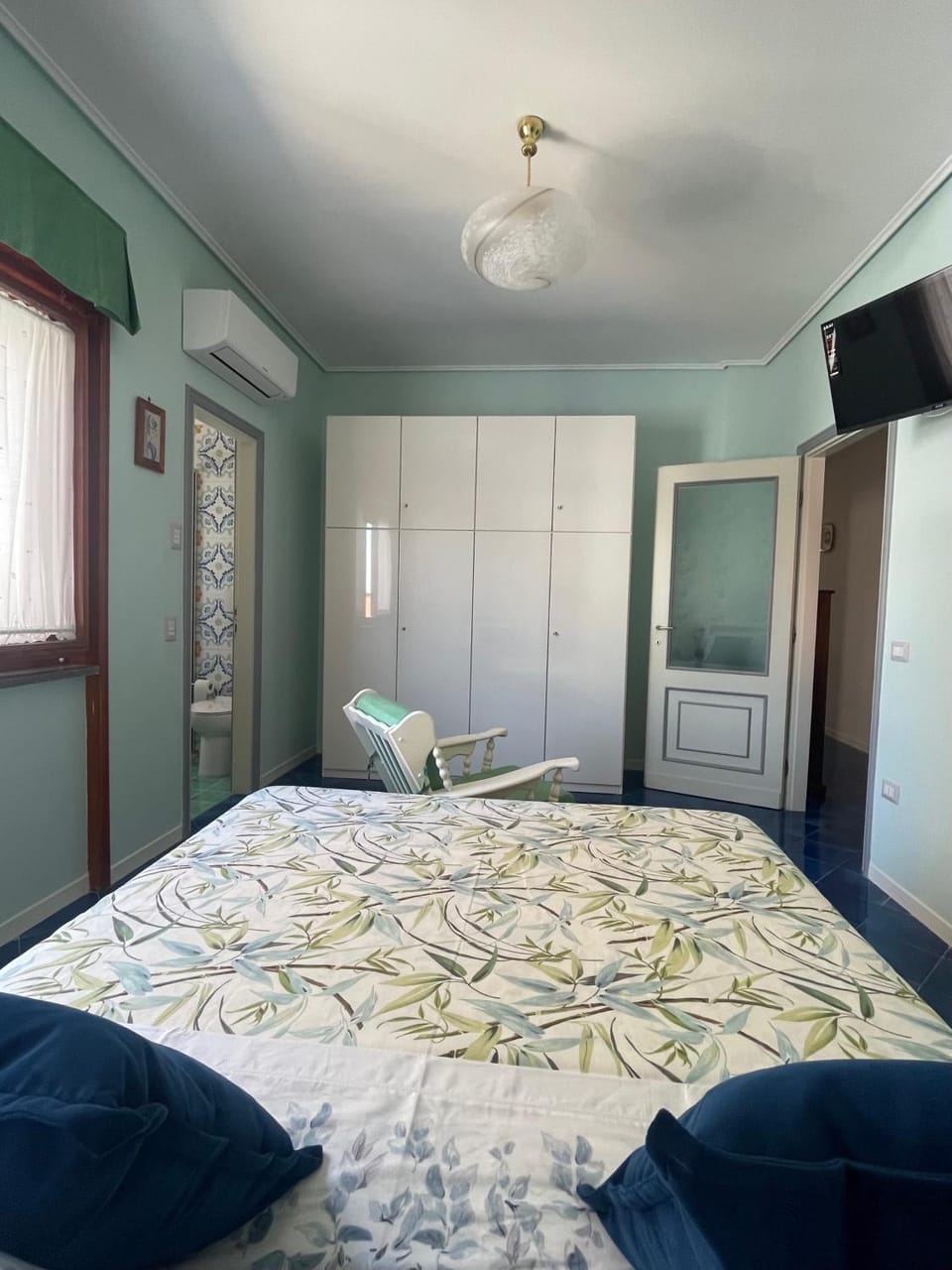 Bed, TV and multimedia, Bedroom, wardrobe, air conditioner