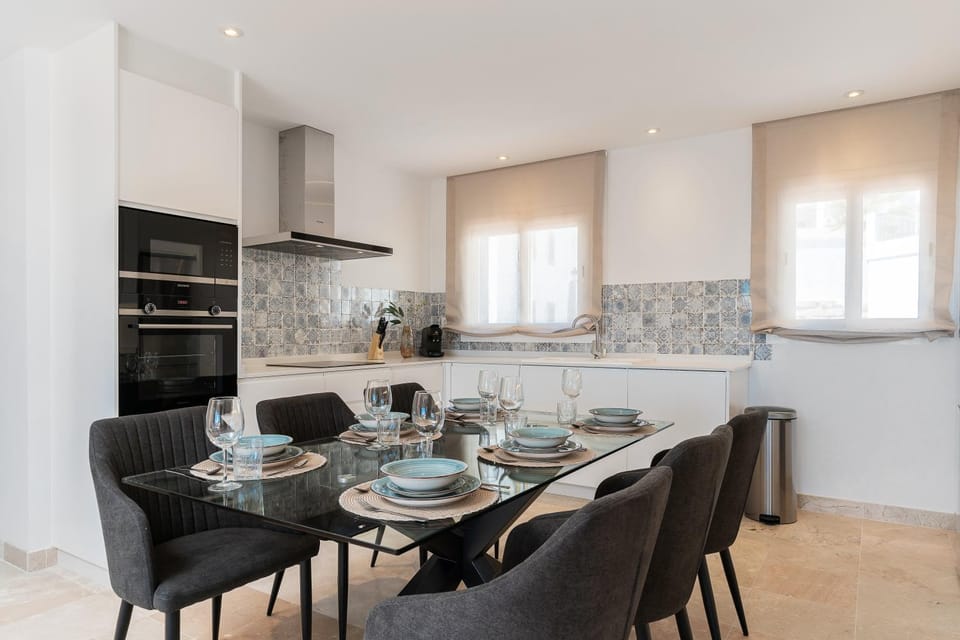 Kitchen or kitchenette, Living room, Seating area, Dining area, pet friendly, stove