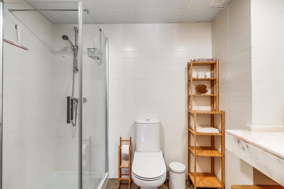 Shower, Toilet, Bathroom, towels
