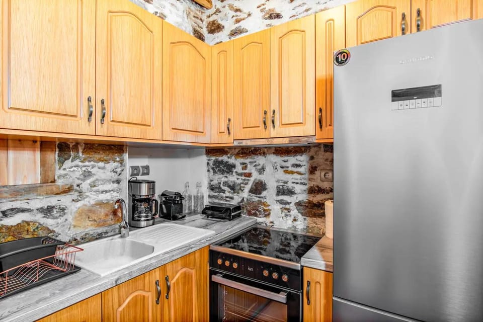 Coffee/tea facilities, Kitchen or kitchenette, stove