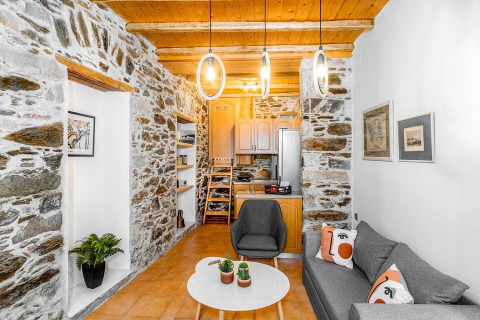 Kitchen or kitchenette, Living room, Seating area